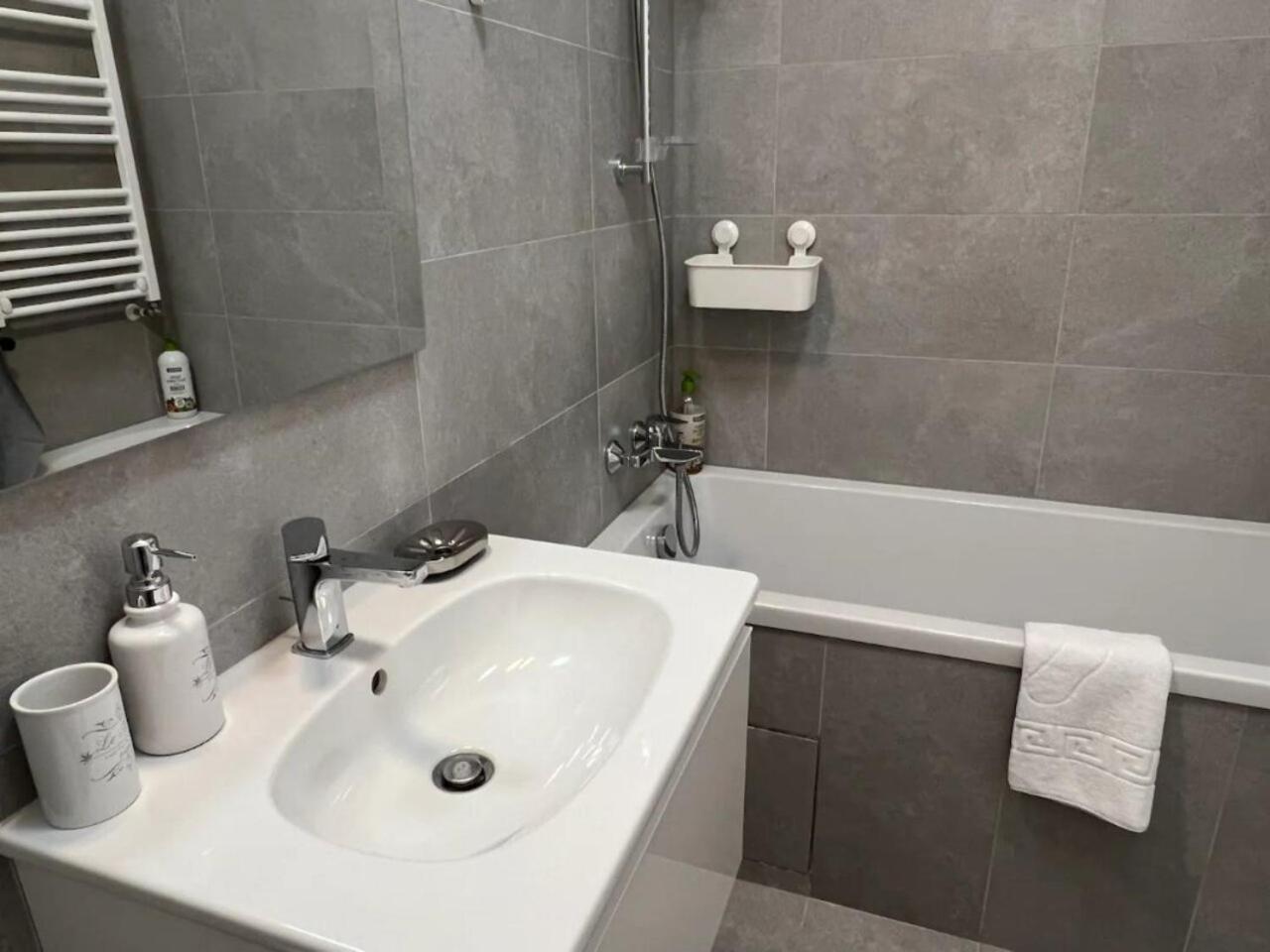 High-Rise Luxury Apartment With Free Parking 부쿠레슈티 외부 사진